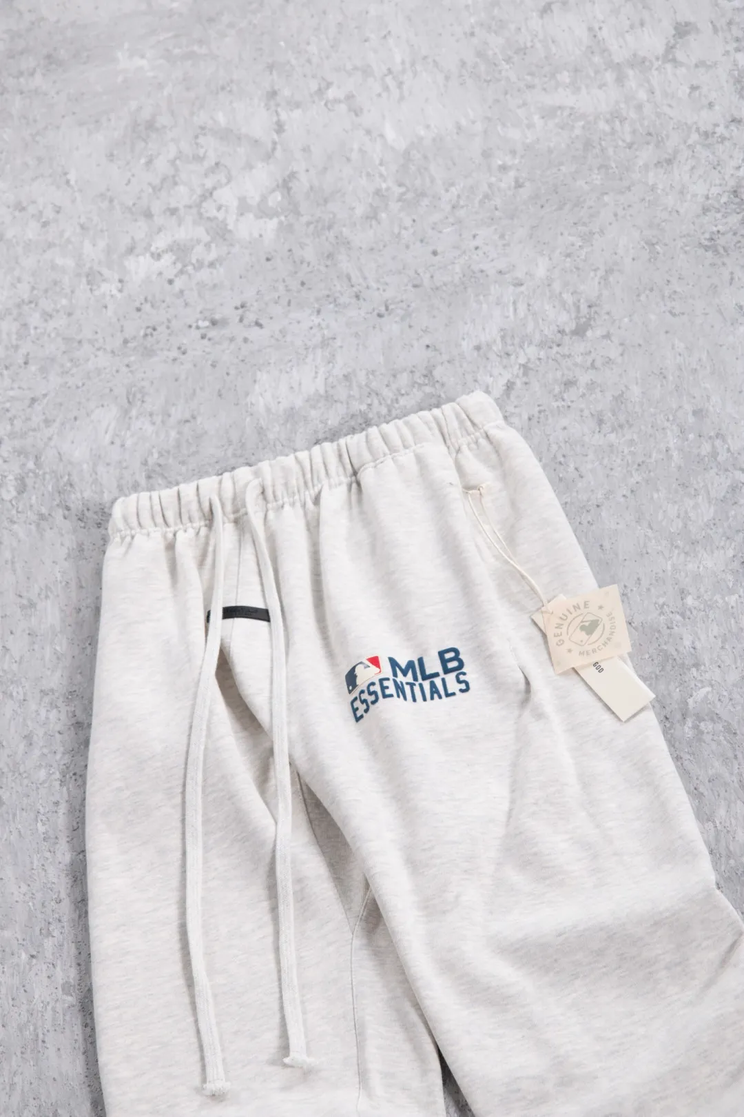 135 ESSENTIALS joint MLB pants Order number: 3396 Color: Gray MLB joint fog joint monogram sweatpants Fabric: Mainly made of pure cotton terry cloth with velvet inside, soft and thick to the touch, excellent warmth retention Technology: Cut with leggings sweatpants, with neat hem design, elastic band and drawstring at the waist MLB Logo on the thigh is offset printing process Details: All accessories are customized The level of precision can be compared with the domestic cross-border dedicated Size table: S (waist 33, trouser length 101, hip 53.5, foot 19) M (waist 35, trouser length 103, hip 55.5, foot 20) L (waist 37, trouser length 105, hip 57.5, foot 21) XL (waist 39, trouser length 107, hip 59.5, foot 22) Recommendations 172cm and below, 80-140kg S 172-177cm, 140-160kg M 177-182cm, 160-180kg L 182-187cm, 180kg XL